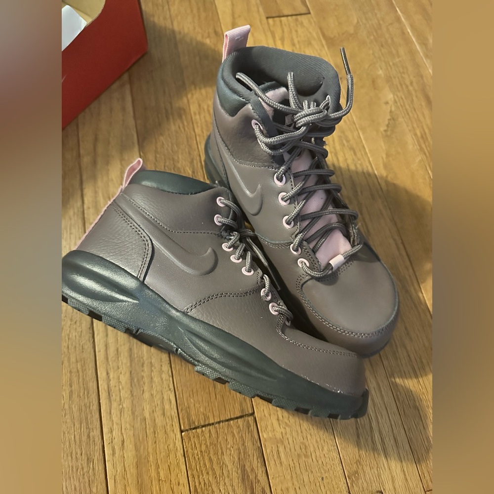 Nike Manoa LTR (GS) boots in Violet Ore/Metal Violet color